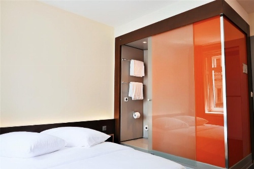 easyHotel Zürich City Centre image 24